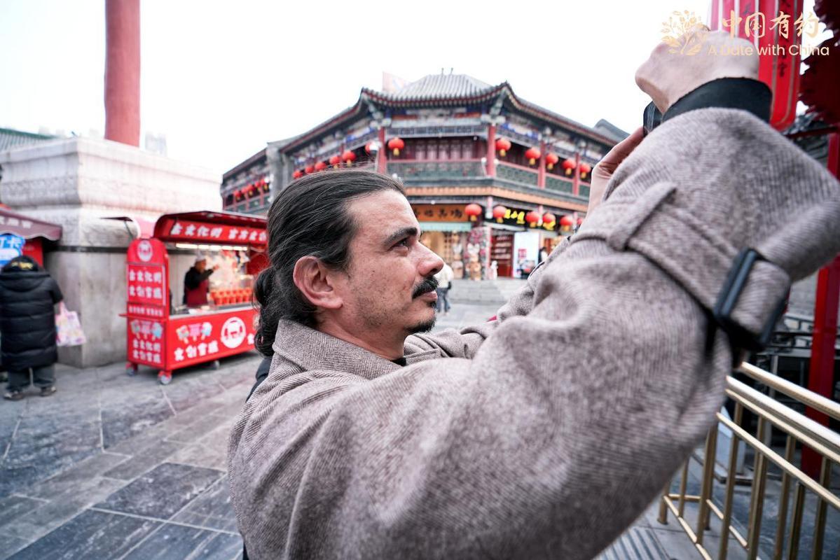 外国朋友在古文化街拍摄这里的古风建筑。