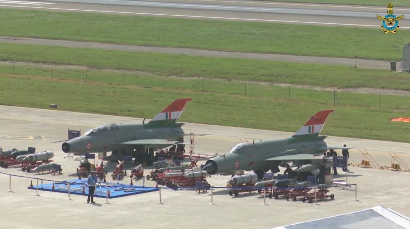 地面展示的米格-21UM(左)和米格-21Bison(右) 印度空军