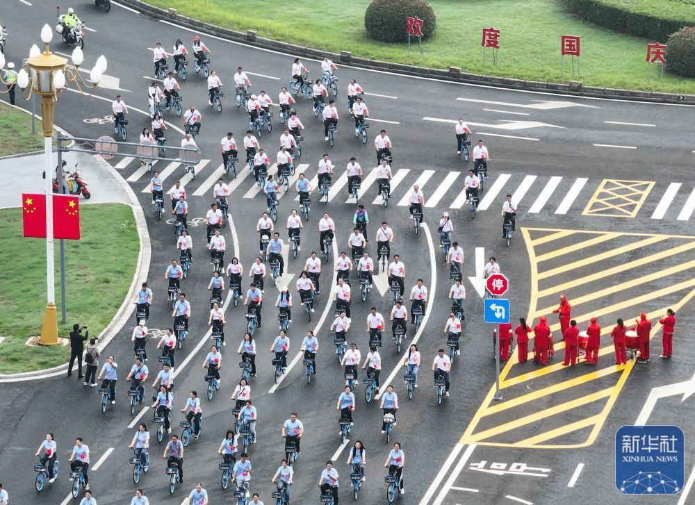 ↑ 10月1日,江苏省淮安市盱眙县举行“共贺祖国华诞”绿色骑行活动(无人机照片)。新华社记者 季春鹏 摄