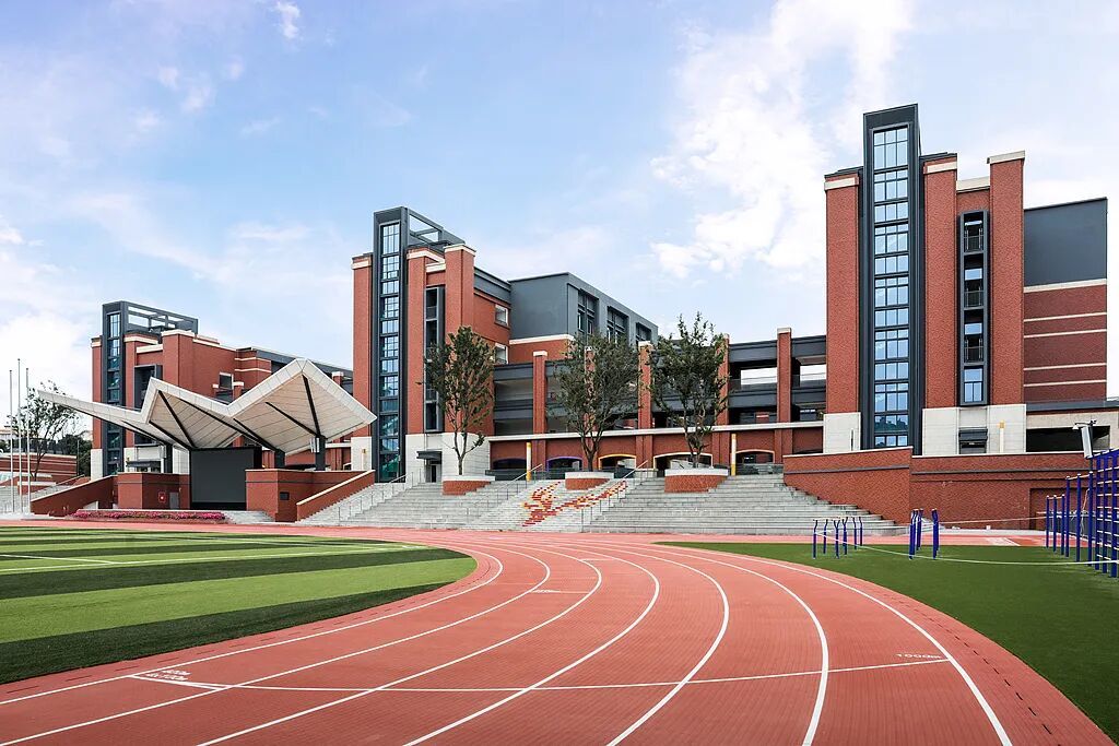 一所十二年贯通式学校 图/视觉中国