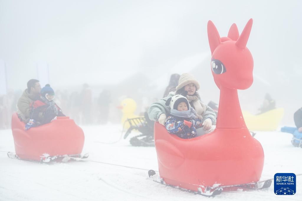 2025年1月18日，在重庆市南川区金佛山西坡滑雪场，游客在体验冰雪娱乐项目。新华社记者黄伟摄