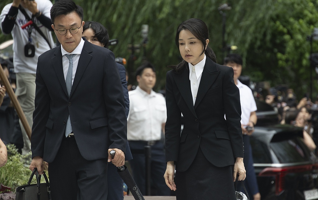 金建希(右) 资料图 图源:视觉中国