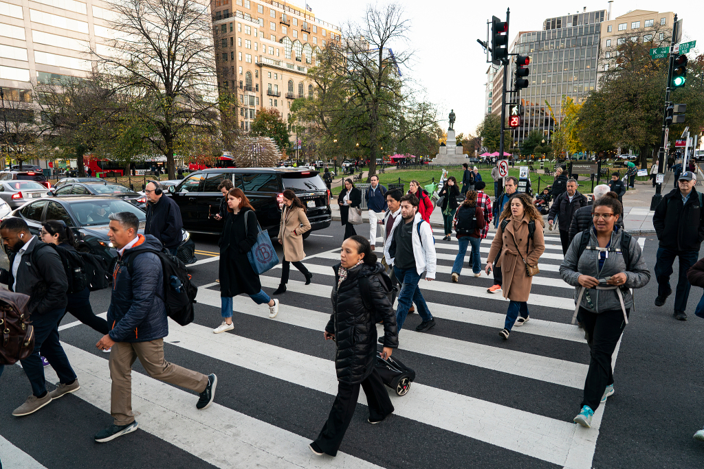 当地时间2025年11月13日,美国华盛顿,福特托滕地铁站,通勤者出行。美国白宫命令联邦雇员重返工作岗位。视觉中国 图
