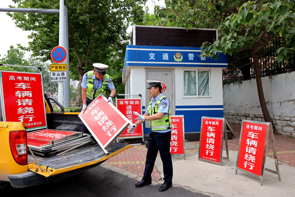 6月6日,，山東省棗莊市公安局市中分局交警大隊(duì)輔警把高考期間道路交通管制標(biāo)志牌運(yùn)送到各考點(diǎn)執(zhí)勤崗。新華社發(fā)（孫中喆 攝）