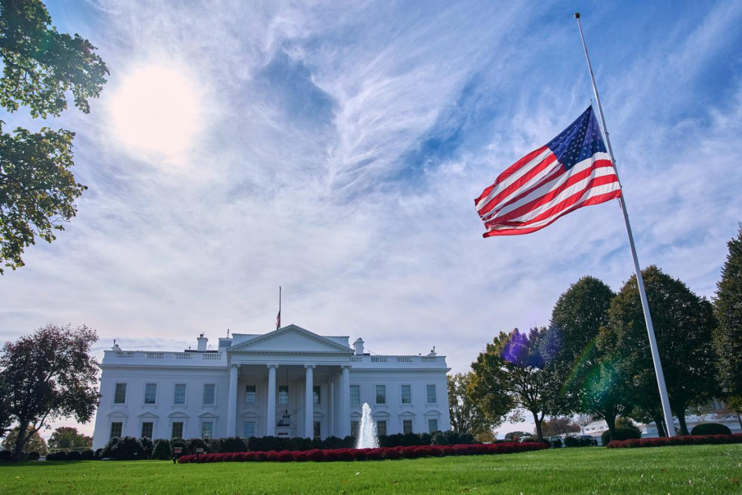 11月4日,白宫降半旗 图:参考消息援引美联社