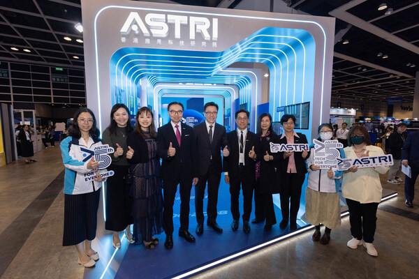 图为应科院董事局主席李惠光工程师(左四)、应科院署理行政总裁及首席营运官庄伟泉工程师(右五)及团队,欢迎创新科技及工业局局长孙东教授(左五)、创新科技及工业局副局长张曼莉女士(左三)及香港贸发局助理总裁古静敏女士(右四)参观应科院展位 (编号:3C-E03)。