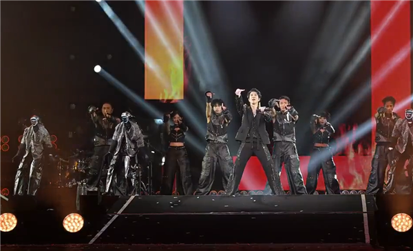 宇树机器人登台王力宏演唱会助演 马斯克慕了：令人印象深刻