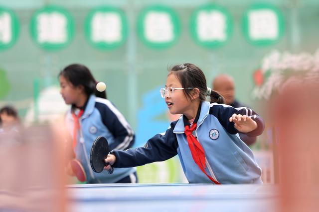兰州新区第四小学的学生课间在操场上打乒乓球（2025年4月11日摄）新华社记者　陈斌　摄