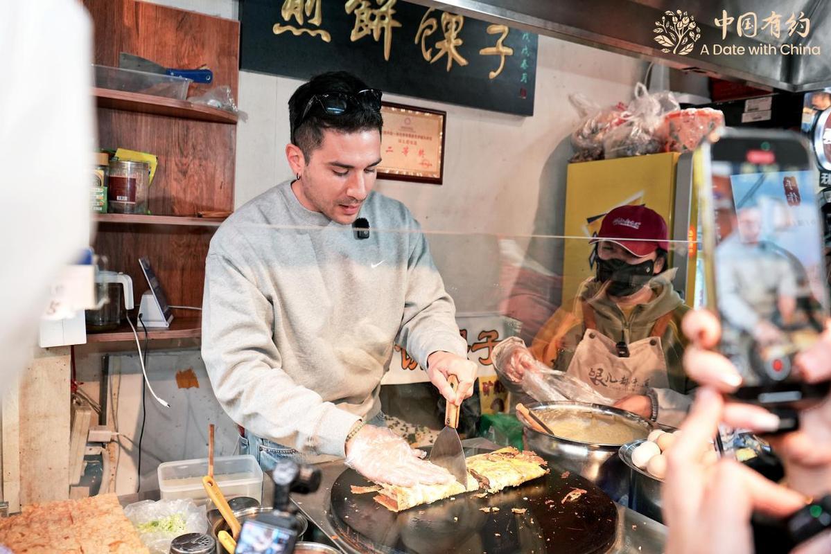 外国朋友在制作天津煎饼。