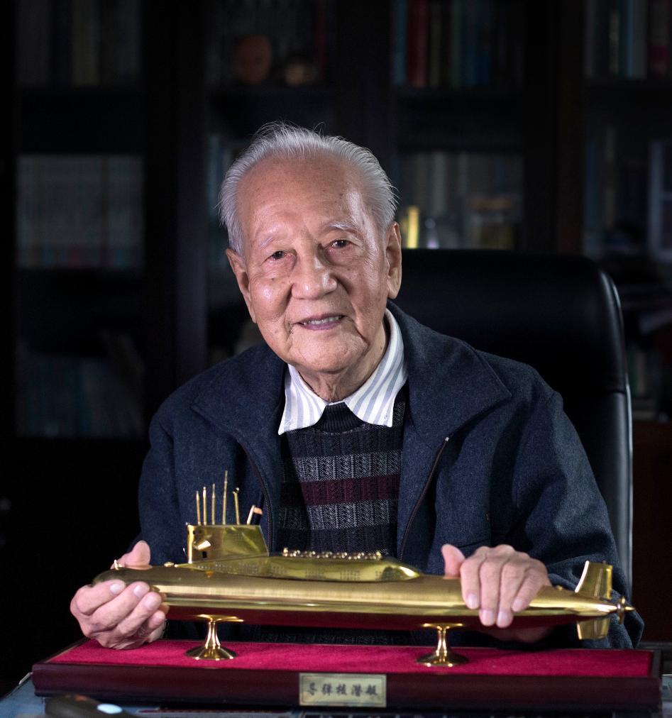 这是黄旭华院士手捧潜艇模型的肖像照片(2016年12月20日摄)。新华社记者 熊琦 摄