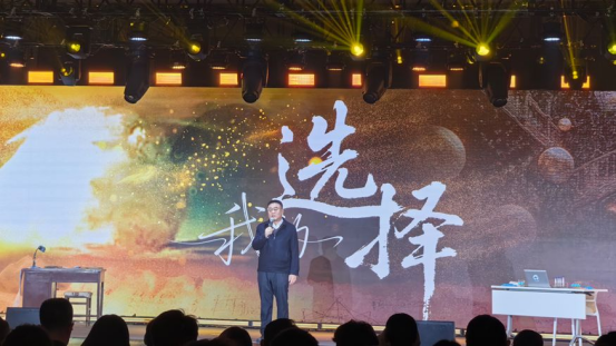 于敏之子于辛在活动现场演讲。新华网记者 唐斓 摄