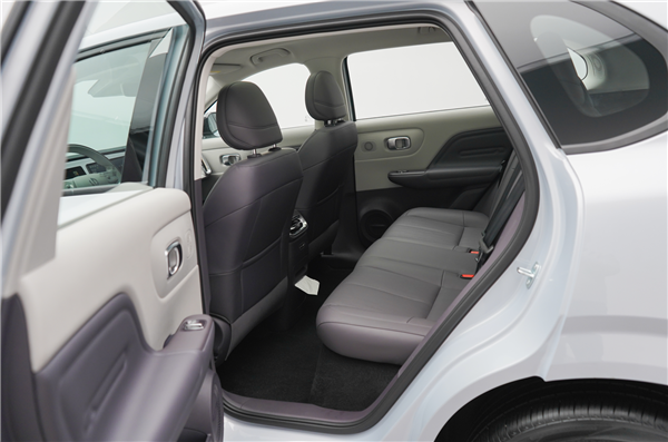 15万级首搭激光雷达城区智驾!零跑B10内饰首秀:能提前锁定爆款吗