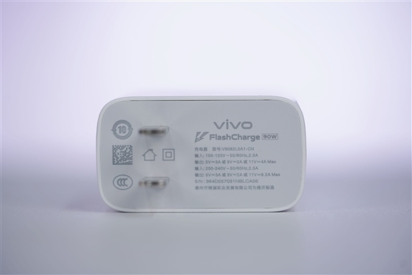 8200mAh双灭霸手机!vivo Y500图赏