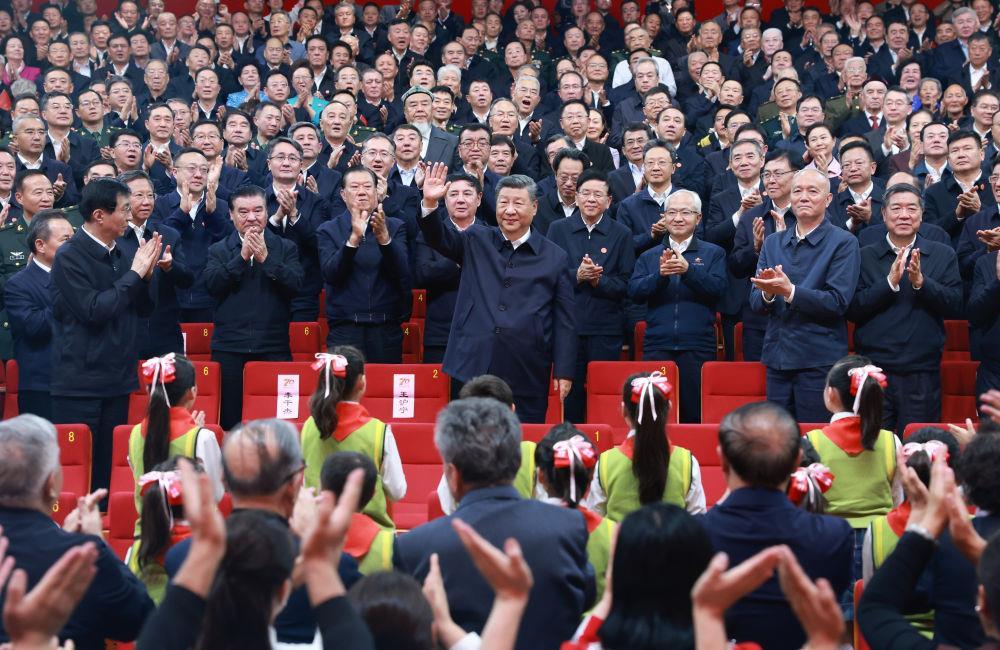 △2025年9月24日晚,庆祝新疆维吾尔自治区成立70周年文艺晚会《美丽新疆》在乌鲁木齐文化中心大剧院举行。这是习近平总书记向观看演出的新疆各族干部群众挥手致意。