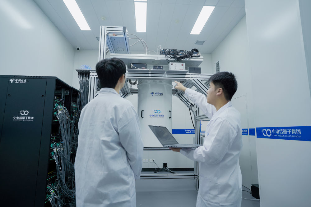 中电信量子集团研发人员正在调试“天衍-504”超导量子计算机。（中电信量子集团供图）