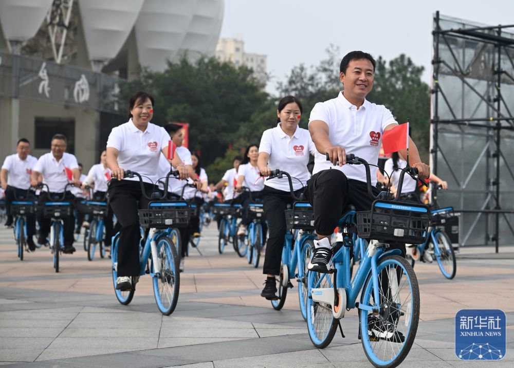 ↑ 10月1日,江苏省淮安市盱眙县举行“共贺祖国华诞”绿色骑行活动,参与者骑车出发。新华社记者 季春鹏 摄