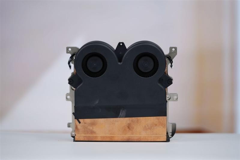 生产力性能远超i9-14900HX!零刻GTR9 Pro迷你AI工作站评测:235B超大模型也能运行