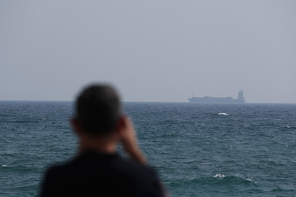 6月23日，一艘集装箱货轮正通过霍尔木兹海峡。 视觉中国