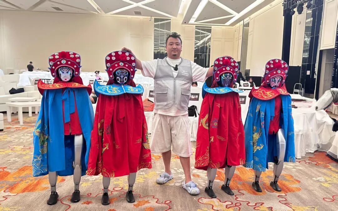 图 | 10月,阿猛在杭州参加机器人文艺晚会