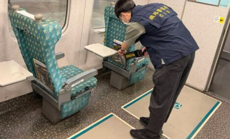 有民众涉嫌谎报高铁列车“将发生爆炸”,铁路警方获报后检查列车。图源:台湾“东森新闻云”