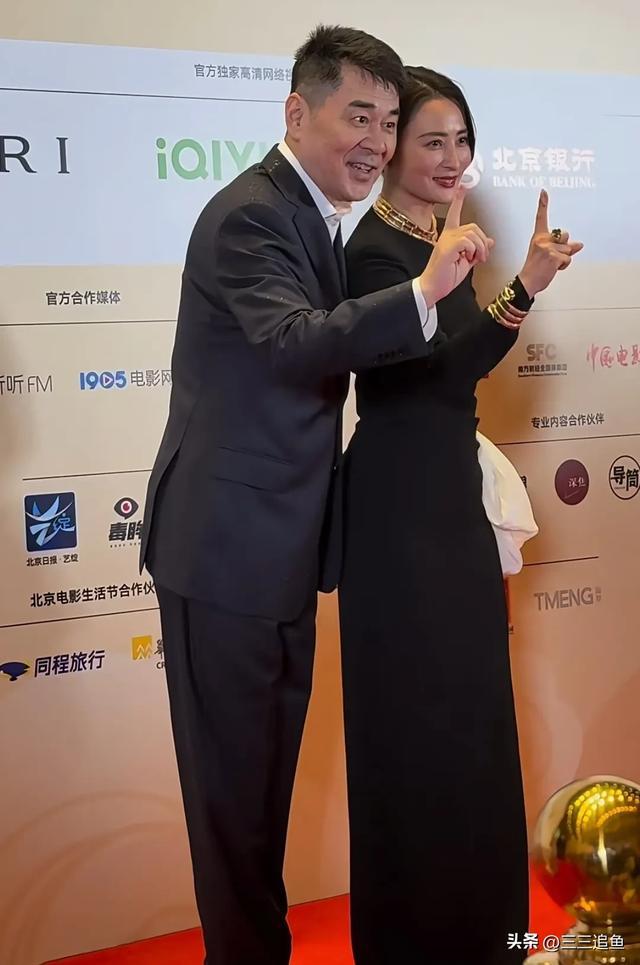 50岁蒋勤勤生图太真实了，太阳穴青筋暴起，也已经发腮了