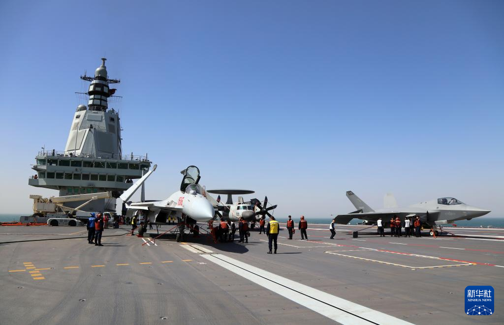 歼-15T、歼-35和空警-600列阵福建舰飞行甲板 图:新华社