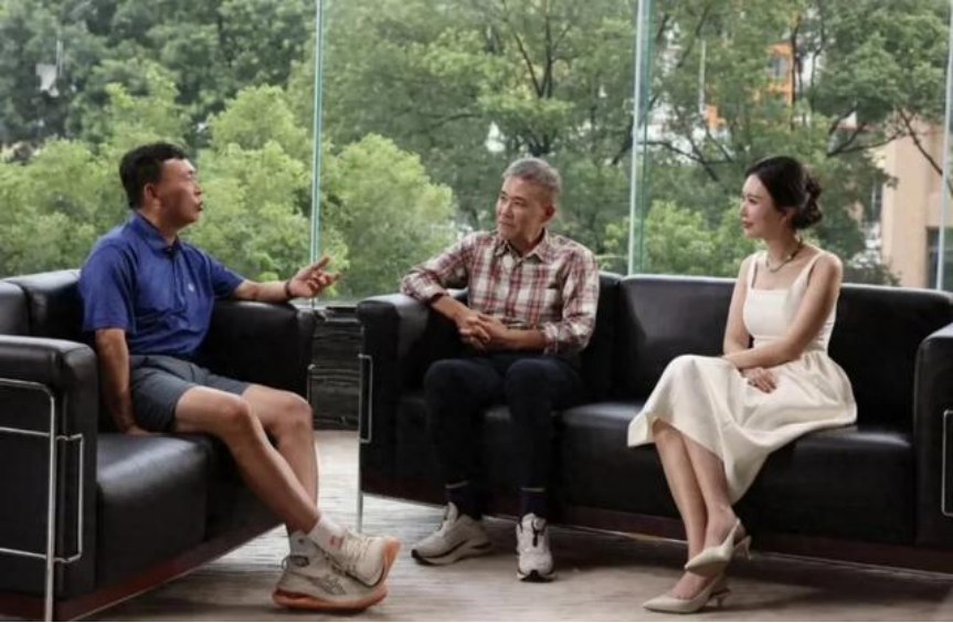 段永平(左)和王石(中)以及田朴珺(右)在对谈