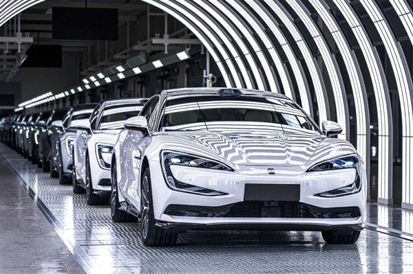 全球首款超级四电旗舰轿车!仰望U7首批客户车下线