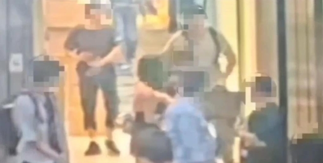 一名日籍男子涉嫌在台北街头使用手机偷拍裙底。图源:中时新闻网