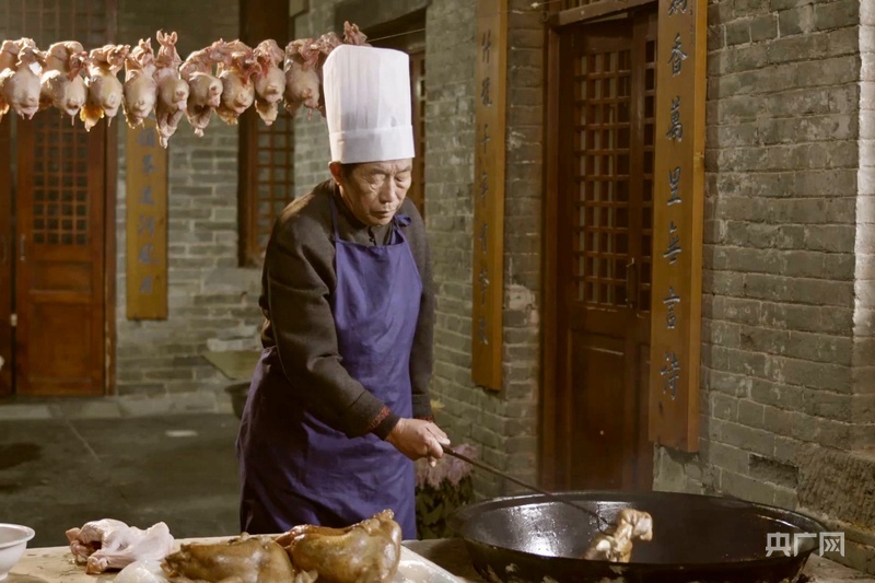 张存有正在制作烧鸡(央广网发 滑县县委宣传部 供图)