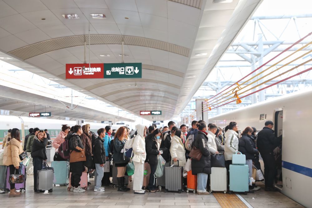 圖為昆明火車站站臺上,，安全繩升起,，旅客排隊上車。 （國鐵昆明局供圖）