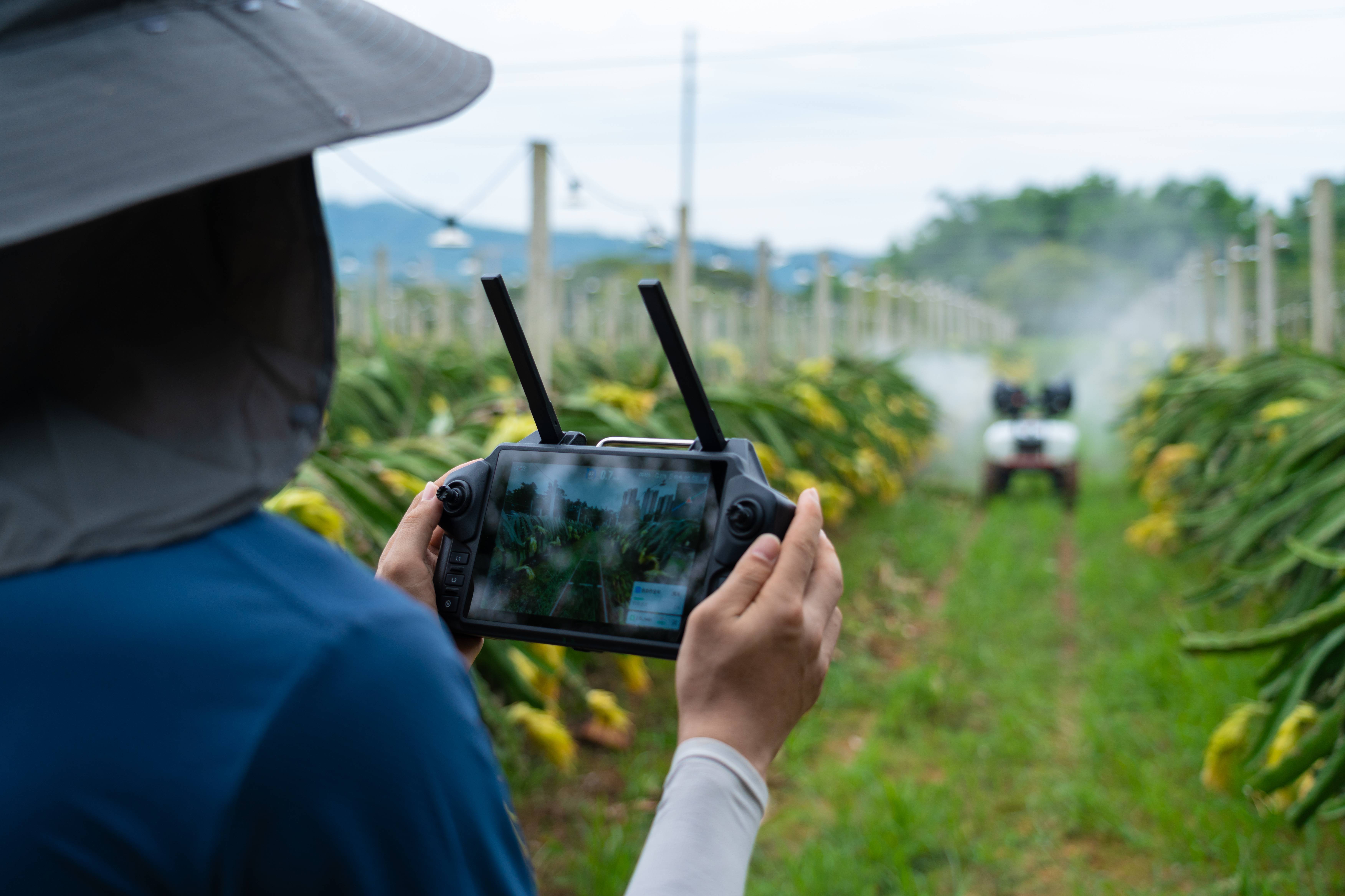 极飞发布的新农业无人车,可以让你在空调房里远程种地