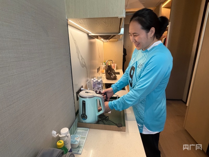 在酒店无障碍标识的辅助下,盲人门球运动员张魏轻松完成日常起居操作(央广网记者罗世伟 摄)