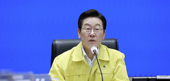 李在明参加会议时的画面 图源:韩媒