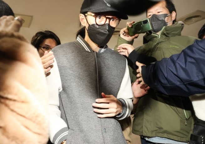台北地检署侦办“精舍命案”,3月6日以伤害致死罪起诉艺人李威(中)夫妇等10余人。图源:台湾“中央社”