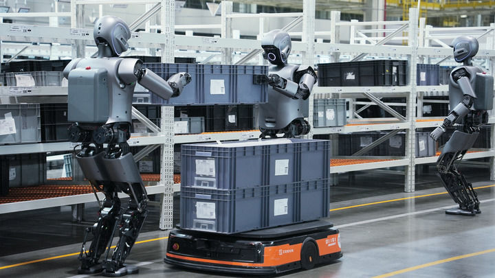 2025年2月，优必选工业人形机器人Walker S1在极氪汽车工厂协同搬运大尺寸箱子。（图片由受访企业提供）