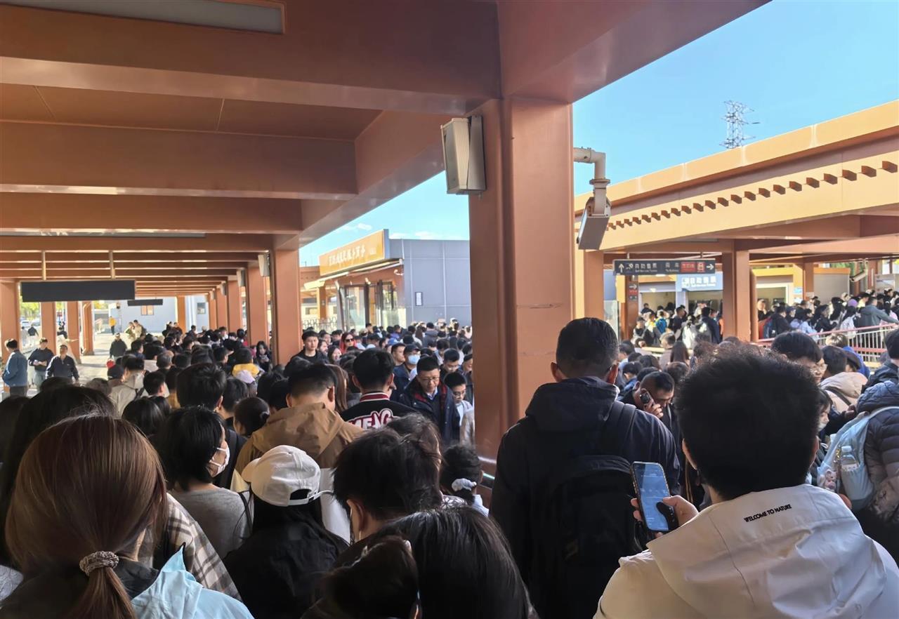 地铁站等候换乘的游客(图源:网友发布)