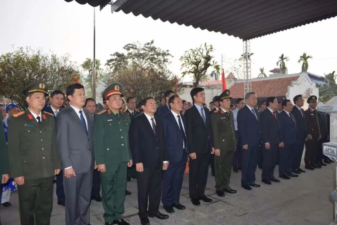2025年1月,在兴安省走访慰问期间,苏林(前排左八)和梁三光(前排左七)、阮维玉(前排左六)等到胡志明母亲黄氏莺纪念馆敬香。图/兴安省公安厅官方网站