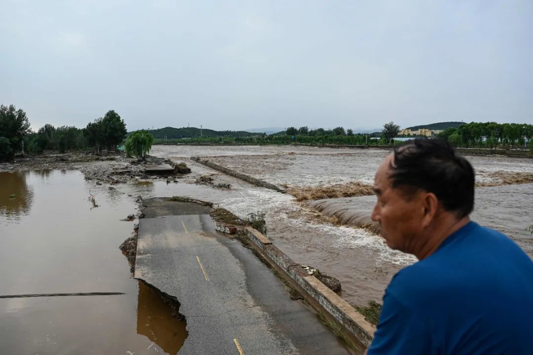 7月28日,北京密云区太师屯镇一处被洪水冲毁的道路。图/视觉中国