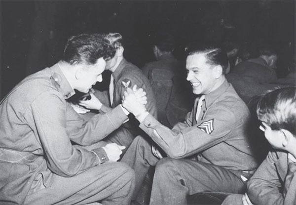 1943年的拉德机场,美国和苏联飞行与掰手腕