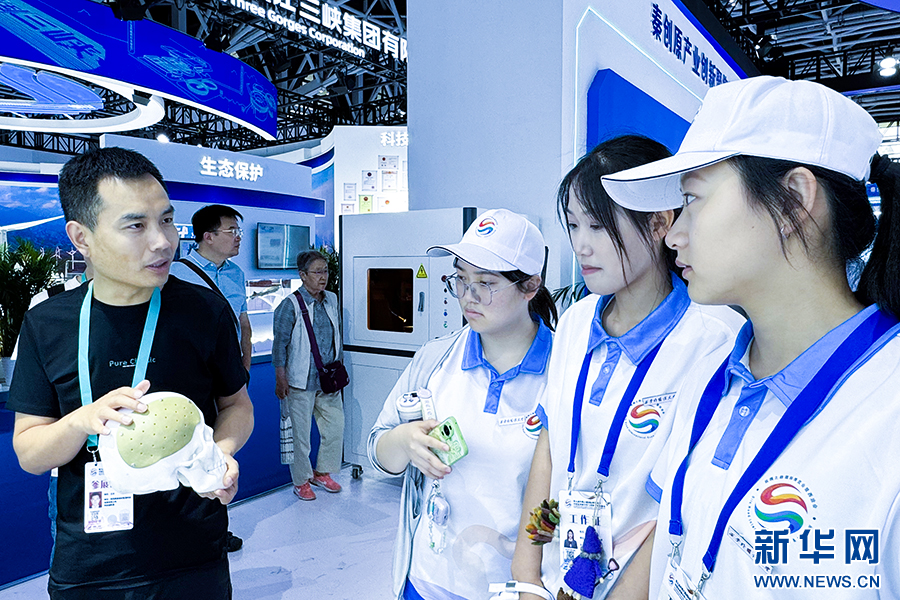 5月22日,在丝博会科技创新展馆,参展商向观众介绍医疗用3D打印植入物产品。新华网 杨喜龙 摄