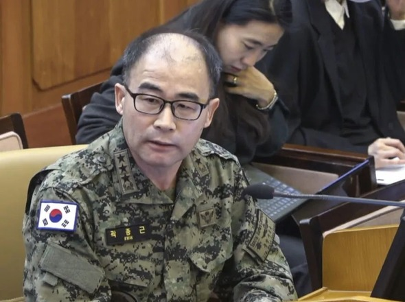 ◆2月6日，韩国前陆军特战司令郭种根在总统尹锡悦弹劾案庭审第六次公开辩论中作证。