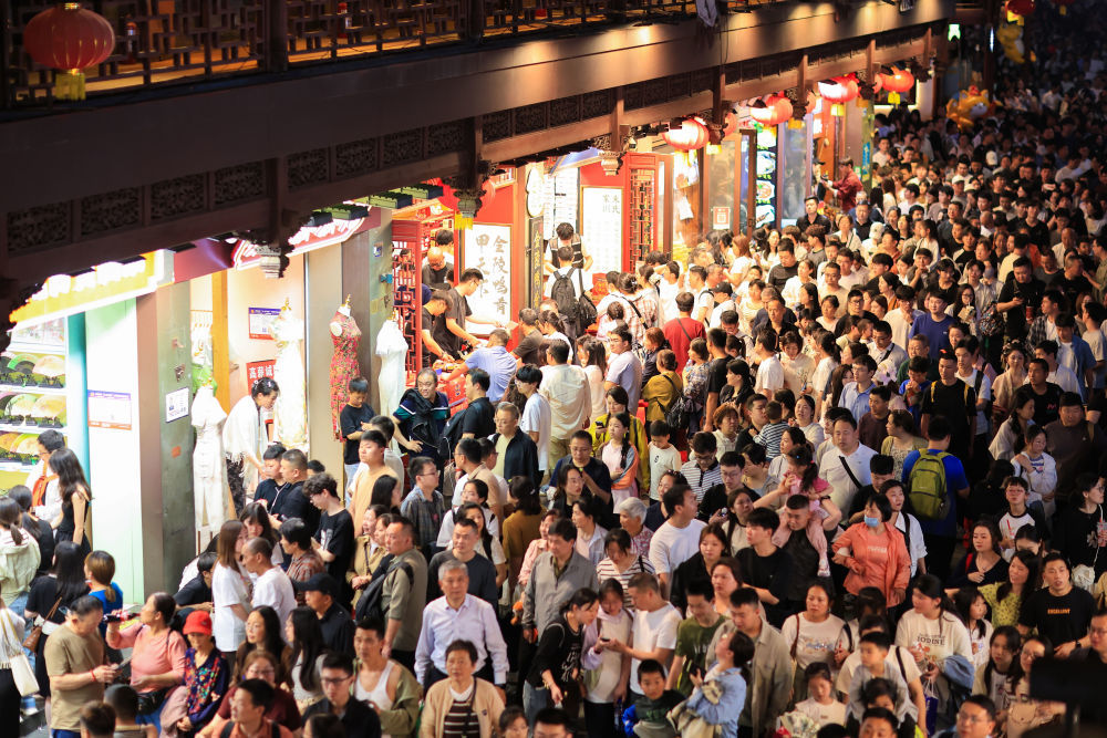 5月1日，游客在南京夫子庙景区游览。新华社发（苏阳摄）