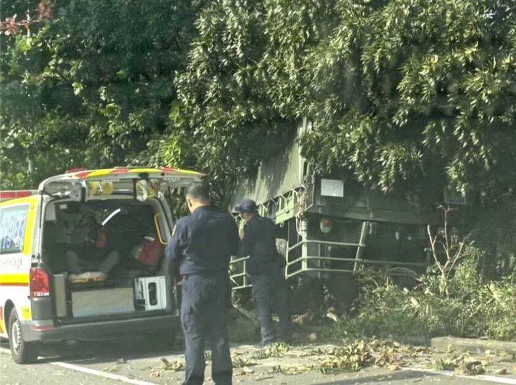 台南一辆军用卡车25日突然失控冲出路面撞上护栏与行道树。图源:台湾中时新闻网