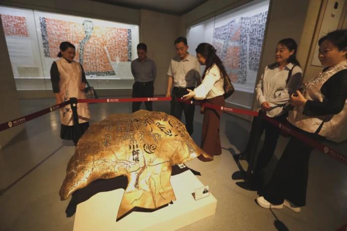 2025年4月21日,“甲骨溯源·国风雅韵”专题展在河南安阳中国文字博物馆开幕。中新社记者 阚力 摄