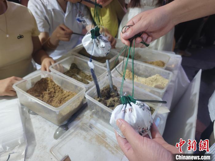 市民正在制作香囊。 熊锦阳 摄