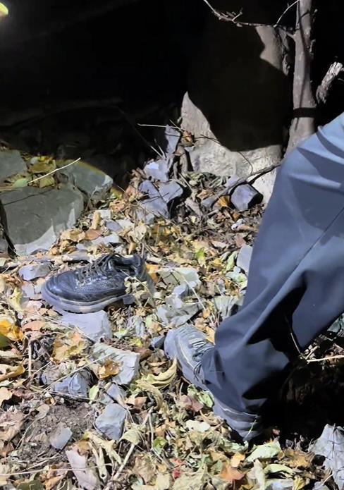 现场发现的死者鞋子