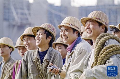 奋战在三峡工程临时船闸工地上的建设者们（1997年11月3日发）。新华社记者 范德元 摄