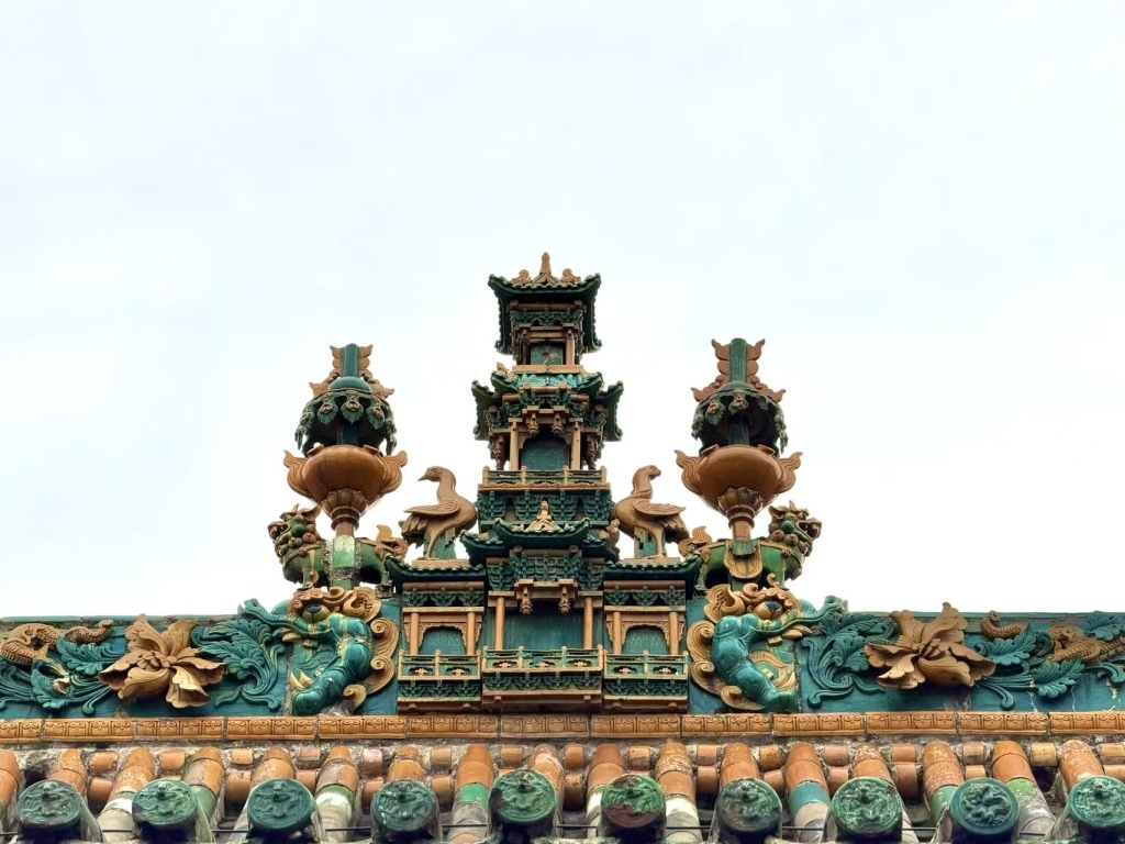 介休厚土庙用琉璃制作复杂的屋顶建筑。 澎湃新闻记者 王珏玮 图