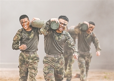 火箭军某旅开展小组协同训练。左 靖摄